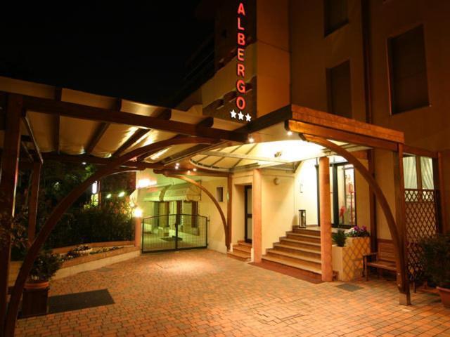 פורדנונה Hotel Montereale מראה חיצוני תמונה