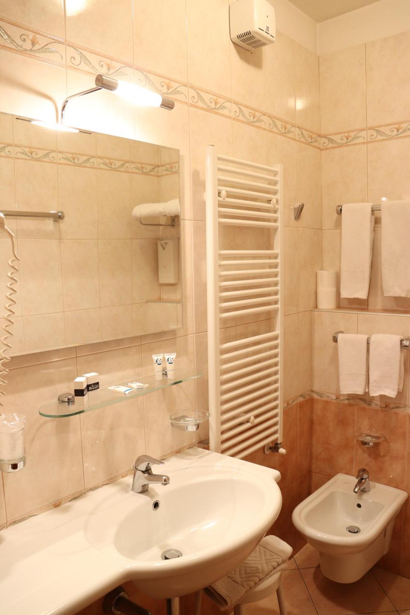 פורדנונה Hotel Montereale מראה חיצוני תמונה