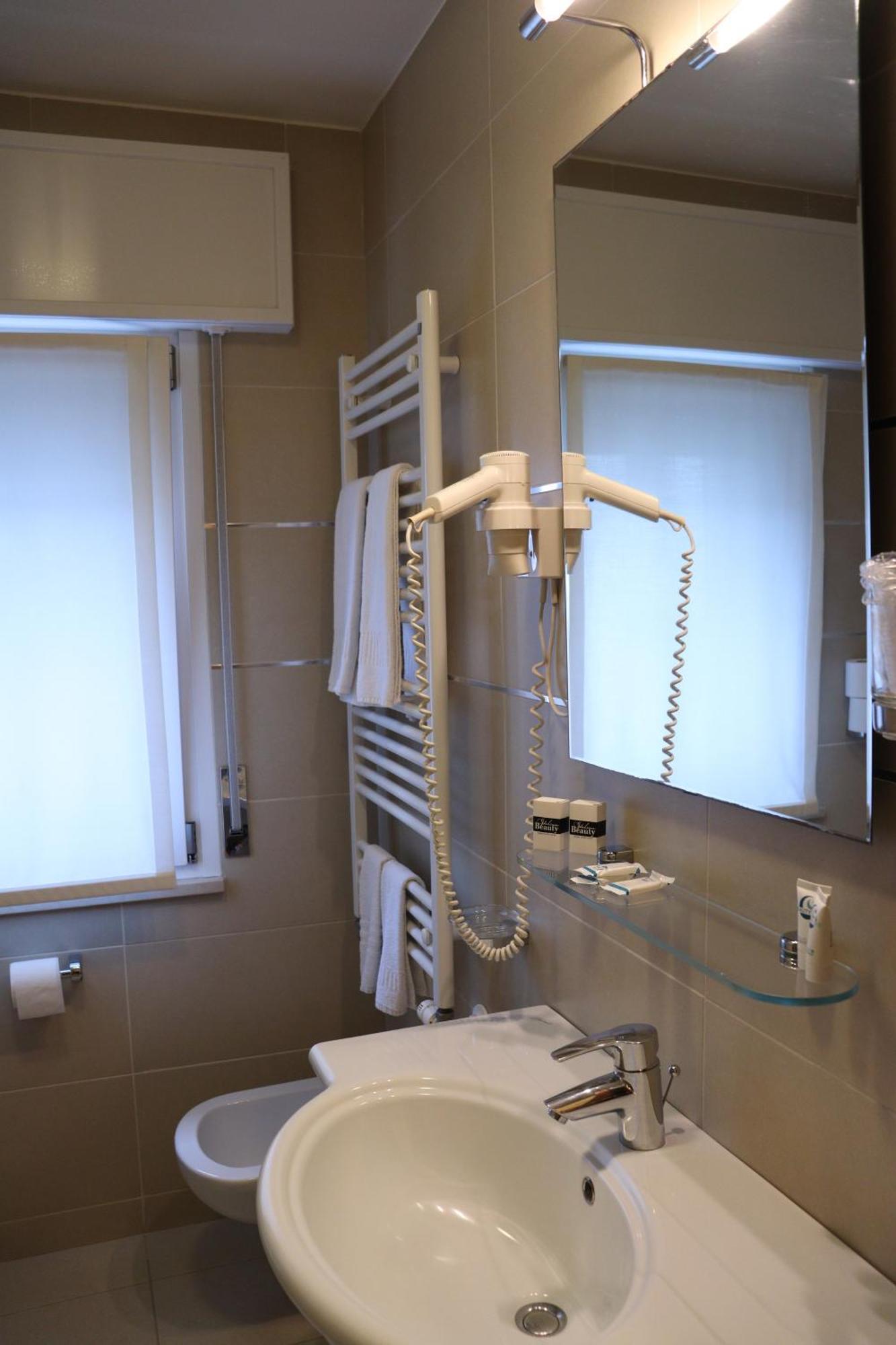 פורדנונה Hotel Montereale מראה חיצוני תמונה